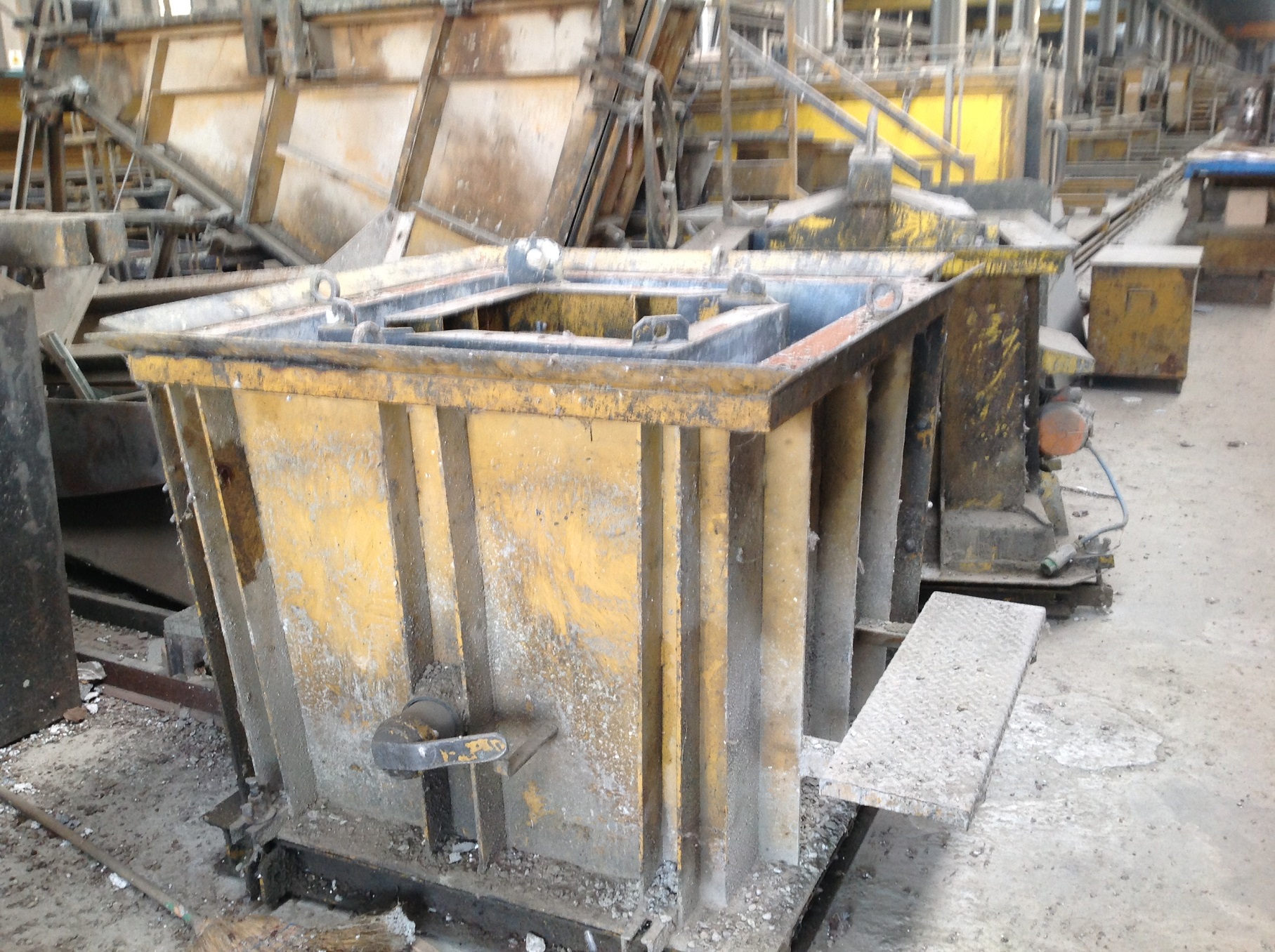 MOULD PLINTH 112X112